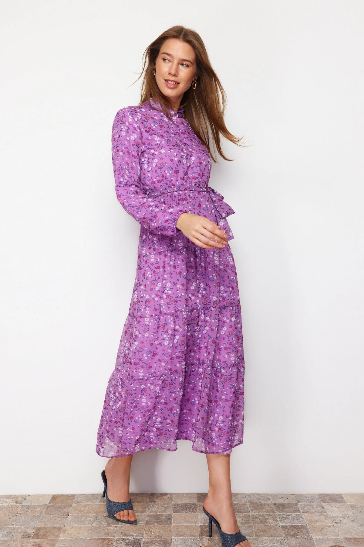 Trendyol Modest  Lilafarbenes Kleid aus gewebtem Chiffon mit Blumenmuster, Gürtel, Stehkragen und Futter TCTSS21EL3346