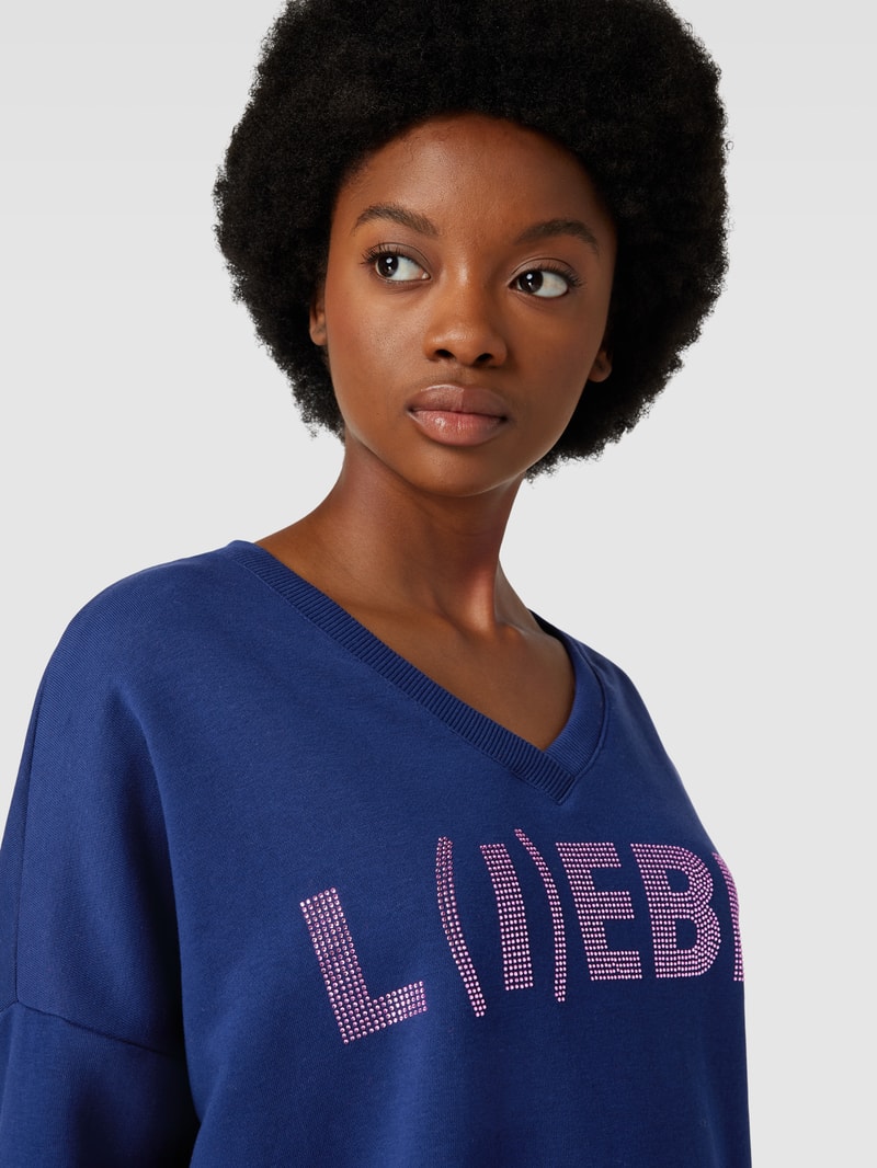 Sweatshirt mit Ziersteinbesatz Modell 'L(I)EBE!' in marineblau