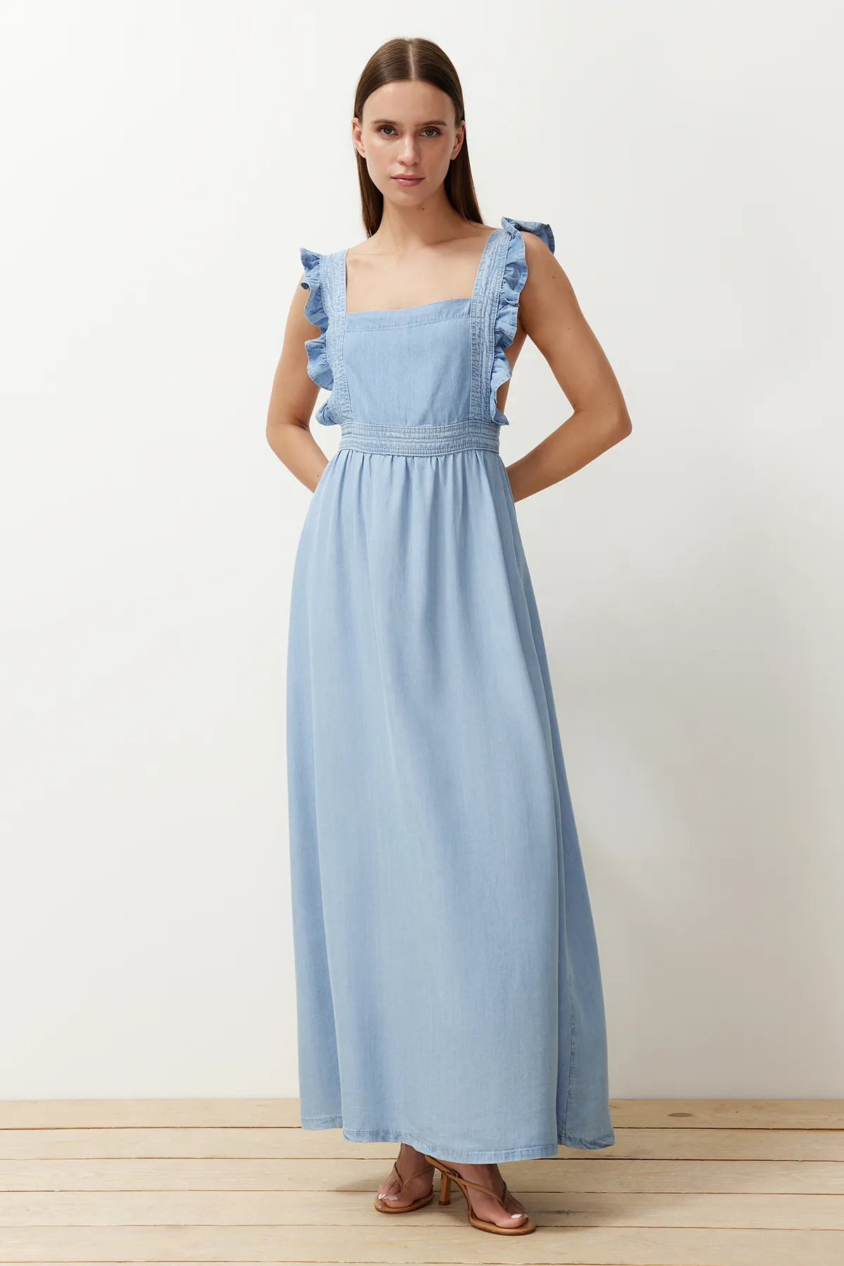 Trendyol Collection  Hellblaues Maxi-Jeanskleid mit Trägern und Rüschendetail TWOSS24EL00833