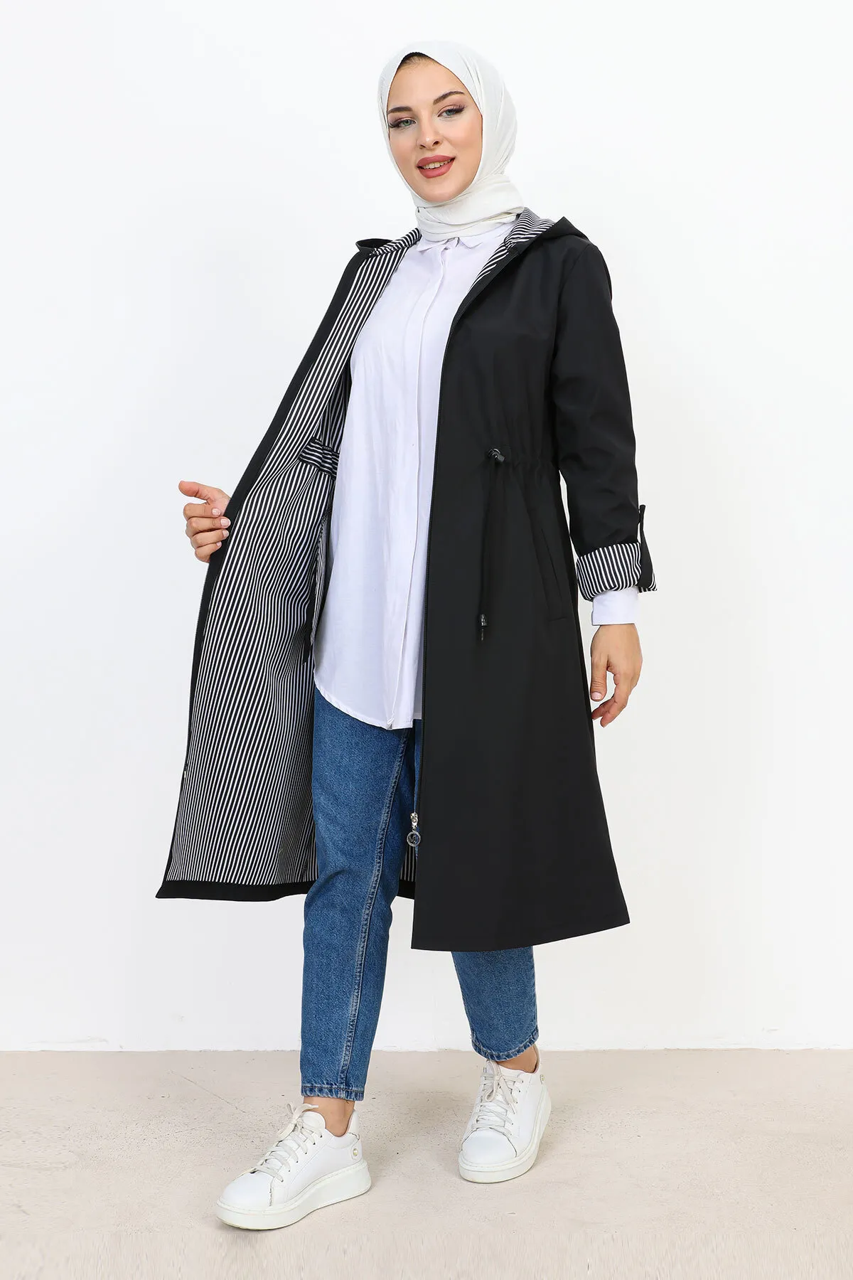 Tesettür Dünyası  Gefütterter Trenchcoat mit Kapuze TSD231110 Schwarz