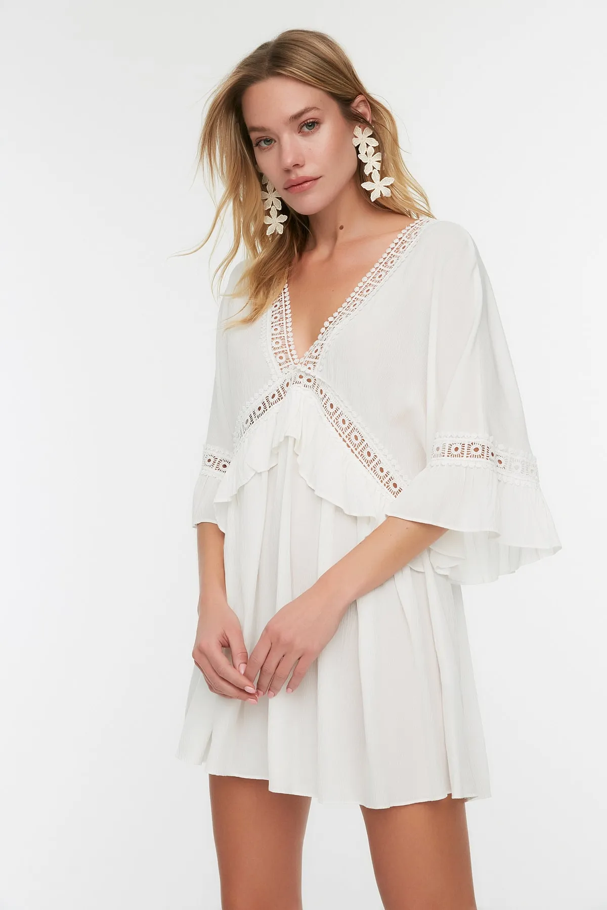 Trendyol Collection  Weißes Mini-Strandkleid mit gewebten Streifen und Zubehör TBESS21EL2759