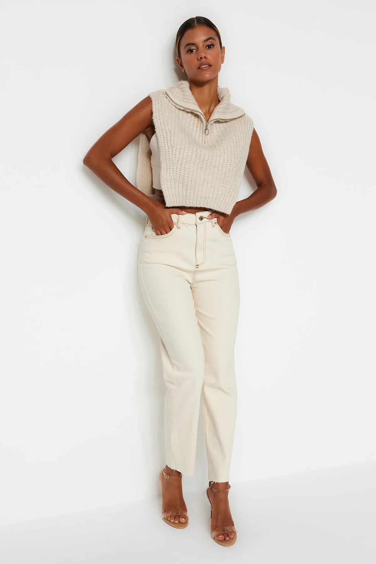 Trendyol Collection  Ecrufarbene, schmale Mom-Jeans mit hoher Taille TWOSS23JE00094