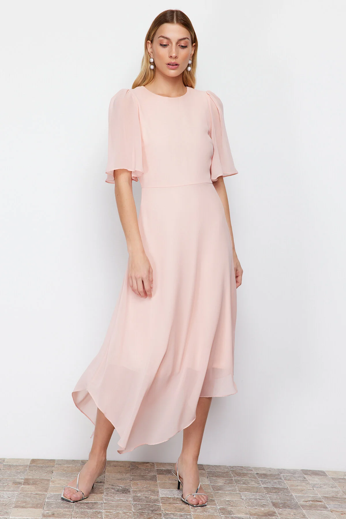 Trendyol Collection  Puderfarbenes, asymmetrisches Rock-Midikleid mit Chiffon-Futter und Webstoff TWOSS24EL00656