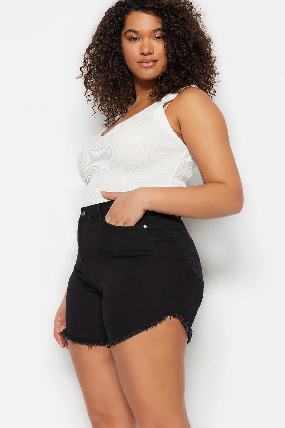 Trendyol Curve  Schwarze, flexible Skinny-Jeansshorts mit Quasten und Bermuda TBBSS23CJ00016