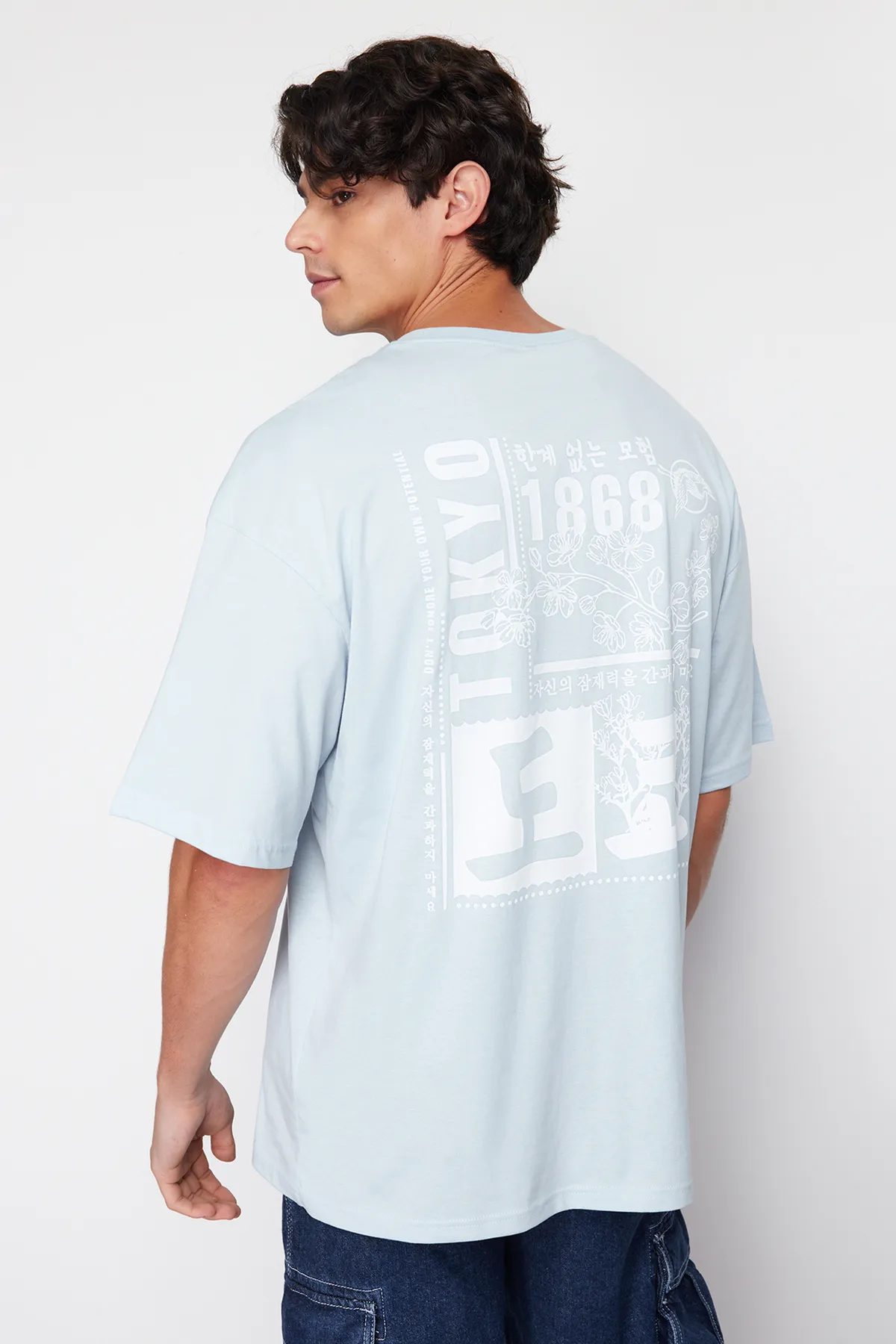 Trendyol Collection  Hellblaues, übergroßes/weit geschnittenes T-Shirt aus 100 % Baumwolle mit Fernost-Aufdruck TMNSS23TS00170