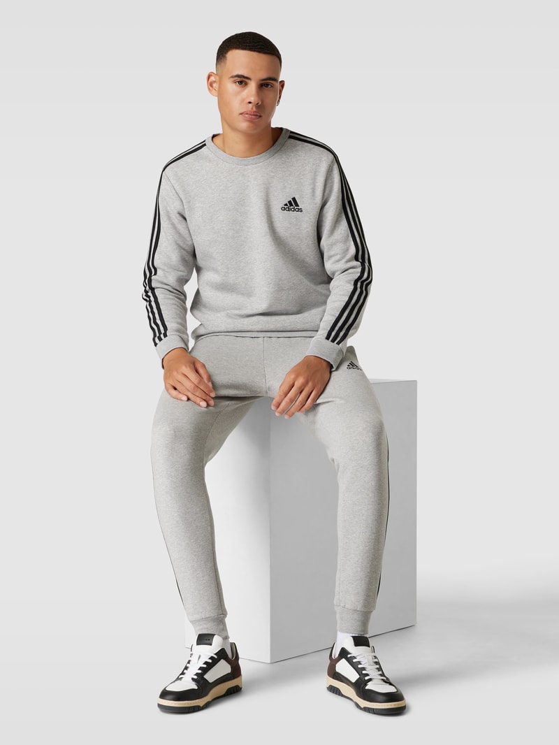 Sweatshirt mit Rundhalsausschnitt in mittelgrau meliert