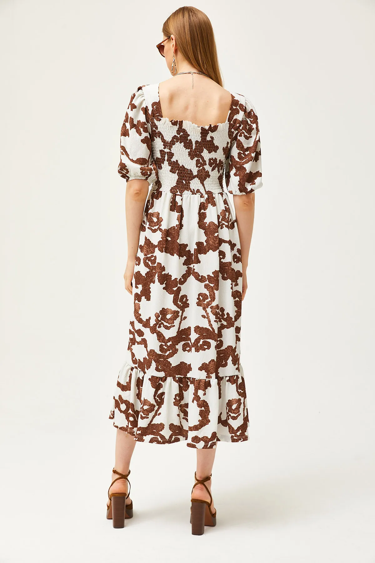 Olalook  Ecru-braunes, geripptes Midi-Strickkleid für Damen ELB-19002108