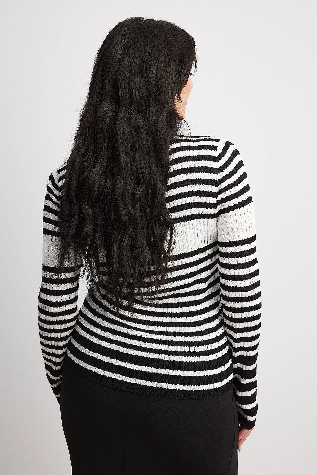 Fein gestrickter, gestreifter Pullover
