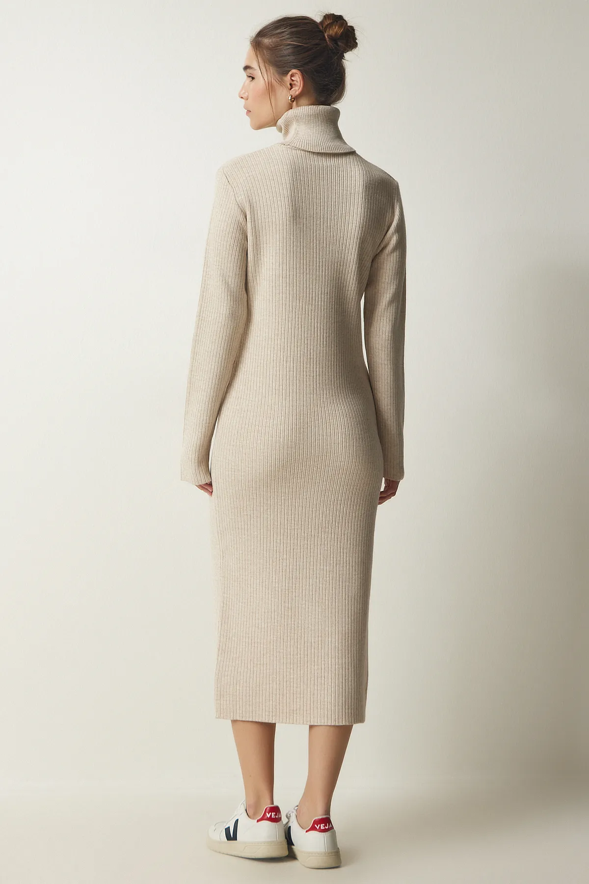 Happiness İstanbul  Damen-Strickkleid mit Rollkragen und Schlitz in Beige PF00038