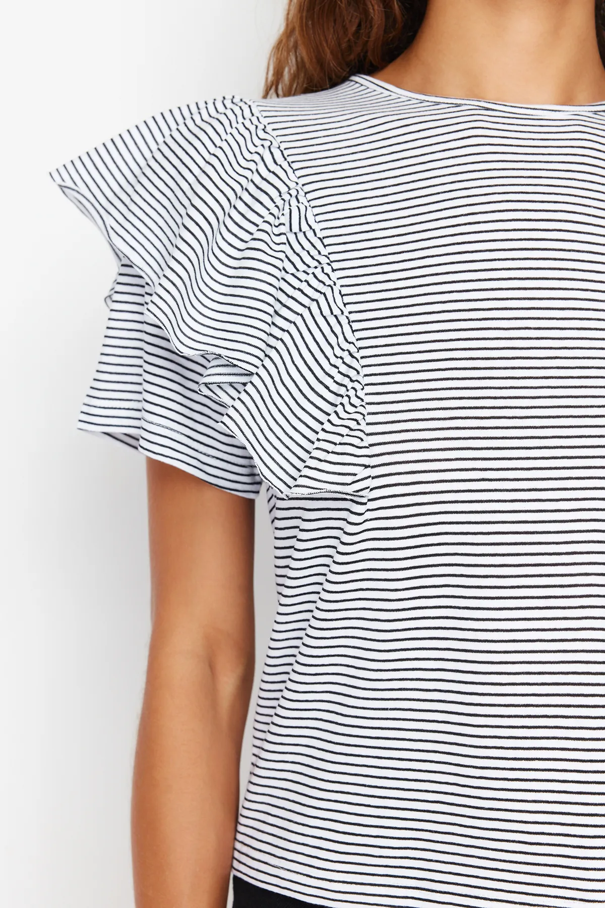 Trendyol Collection  Schwarzes Strick-T-Shirt mit Rüschenärmeln, regulärer/normaler Passform, gestreiftem Rundhalsausschnitt TWOSS24TS00061