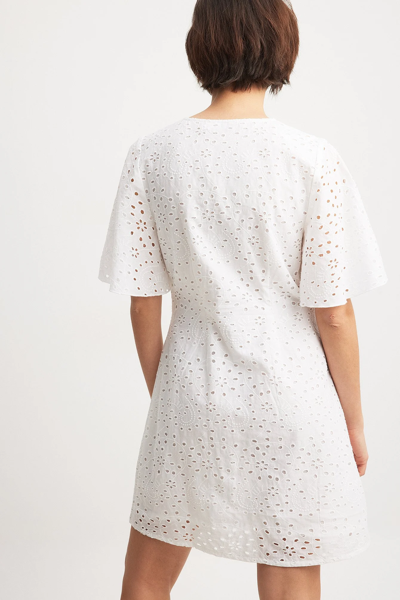 Anglaise-Minikleid mit Knöpfen
