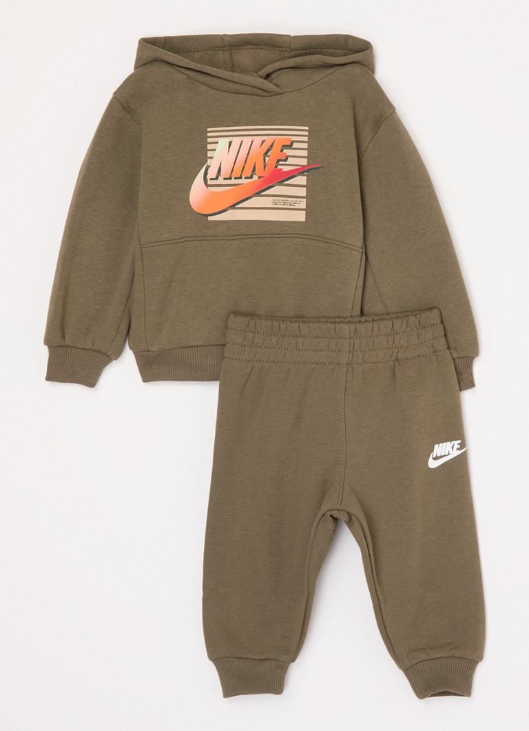 Set Nike Futura format din două piese: hanorac și pantaloni de trening.
