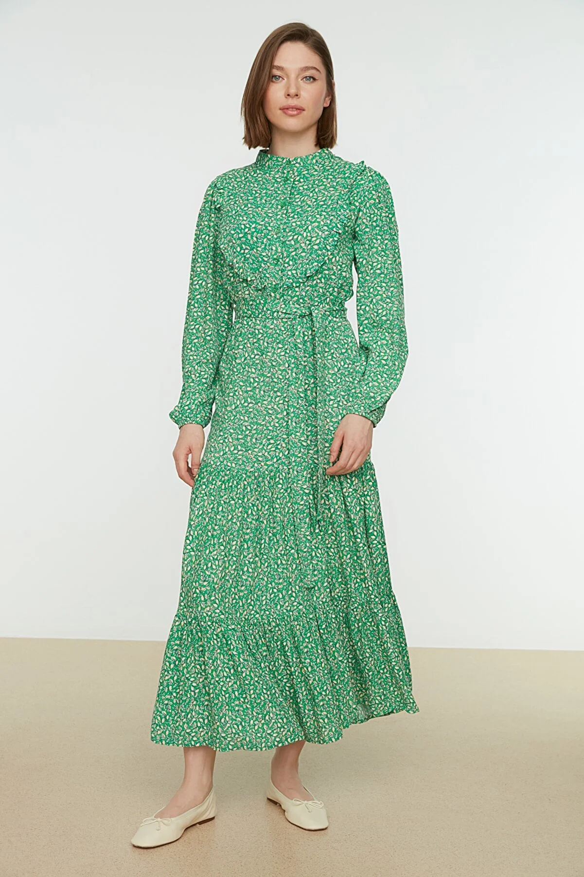 Trendyol Modest  Grünes, kleines, mit Blumenmuster bedrucktes, gewebtes Kleid mit Rüschen und Gürtel TCTSS21EL3340