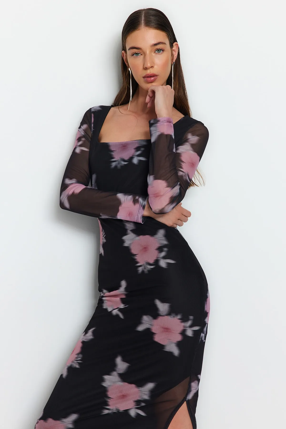 Trendyol Collection  Schwarzes, figurbetontes Maxi-Bleistiftkleid aus flexiblem Strick mit Blumenmuster und quadratischem Kragen aus TWOAW24EL00291