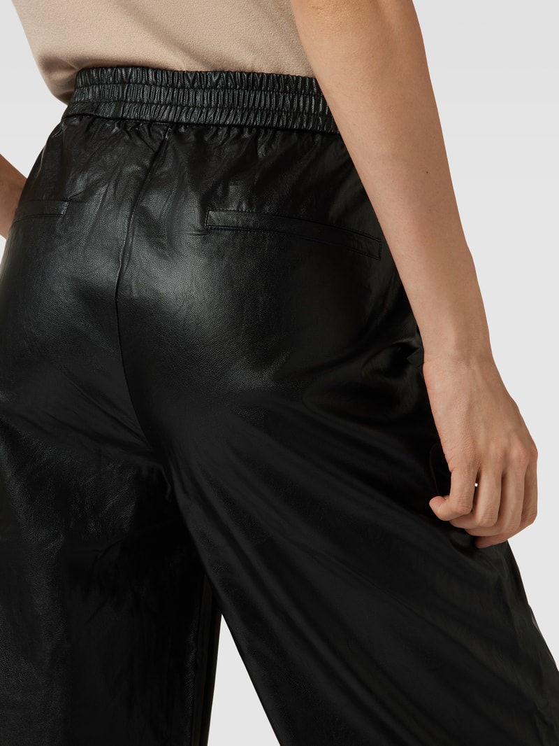 Hose aus Viskose in Leder-Optik in schwarz