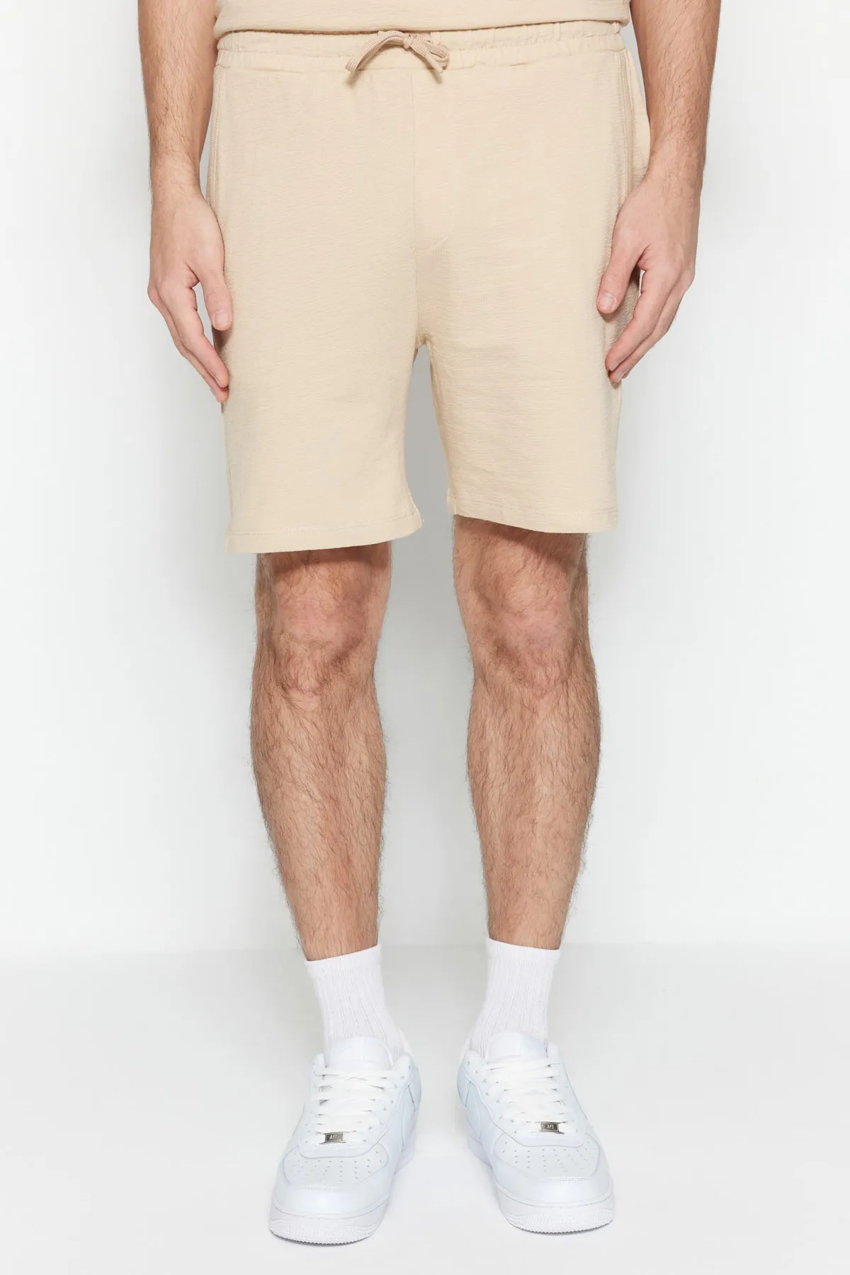Trendyol Collection  Limitierte Auflage, beige, reguläre Shorts aus 100 % Baumwolle mit Struktur, TMNSS23SR00035