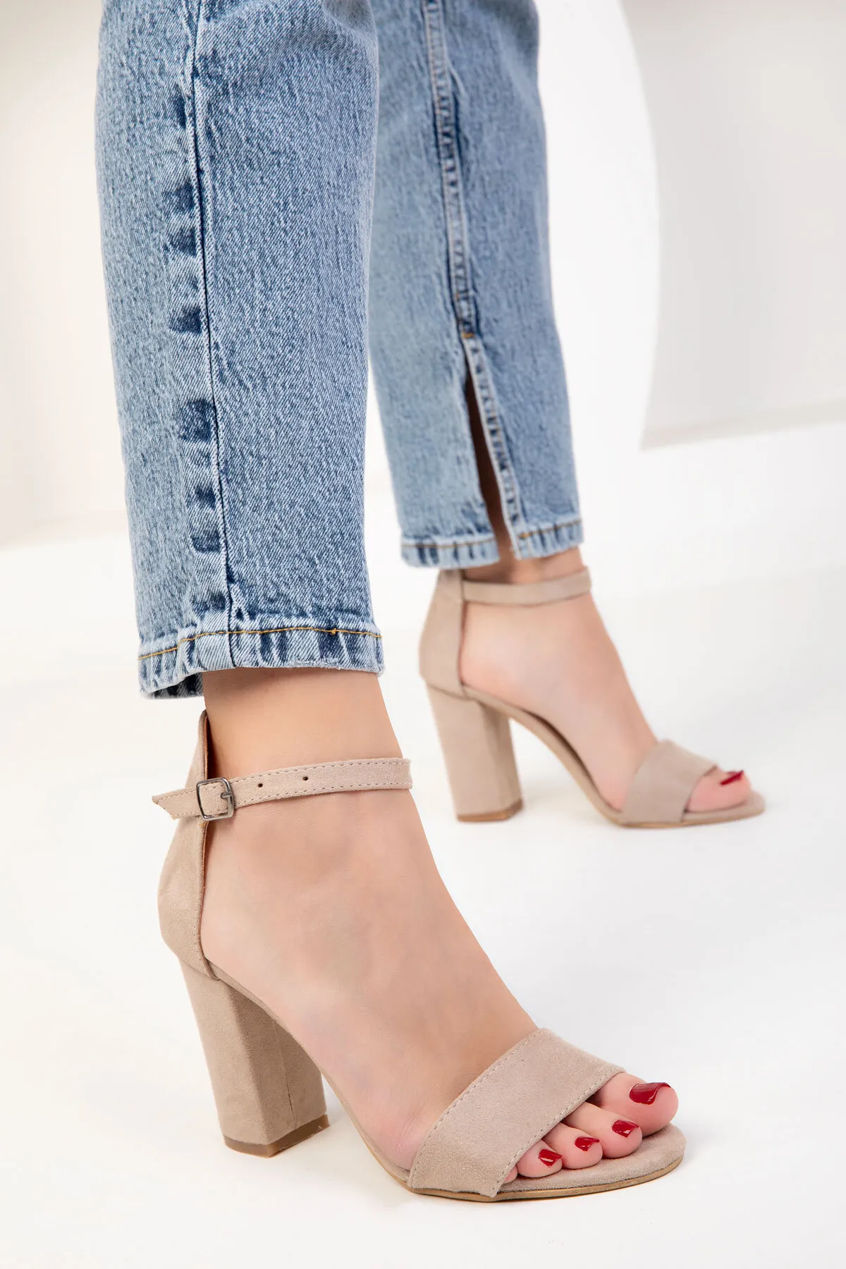 SOHO  Hautfarbene klassische Damenschuhe mit Absatz aus Wildleder 14532