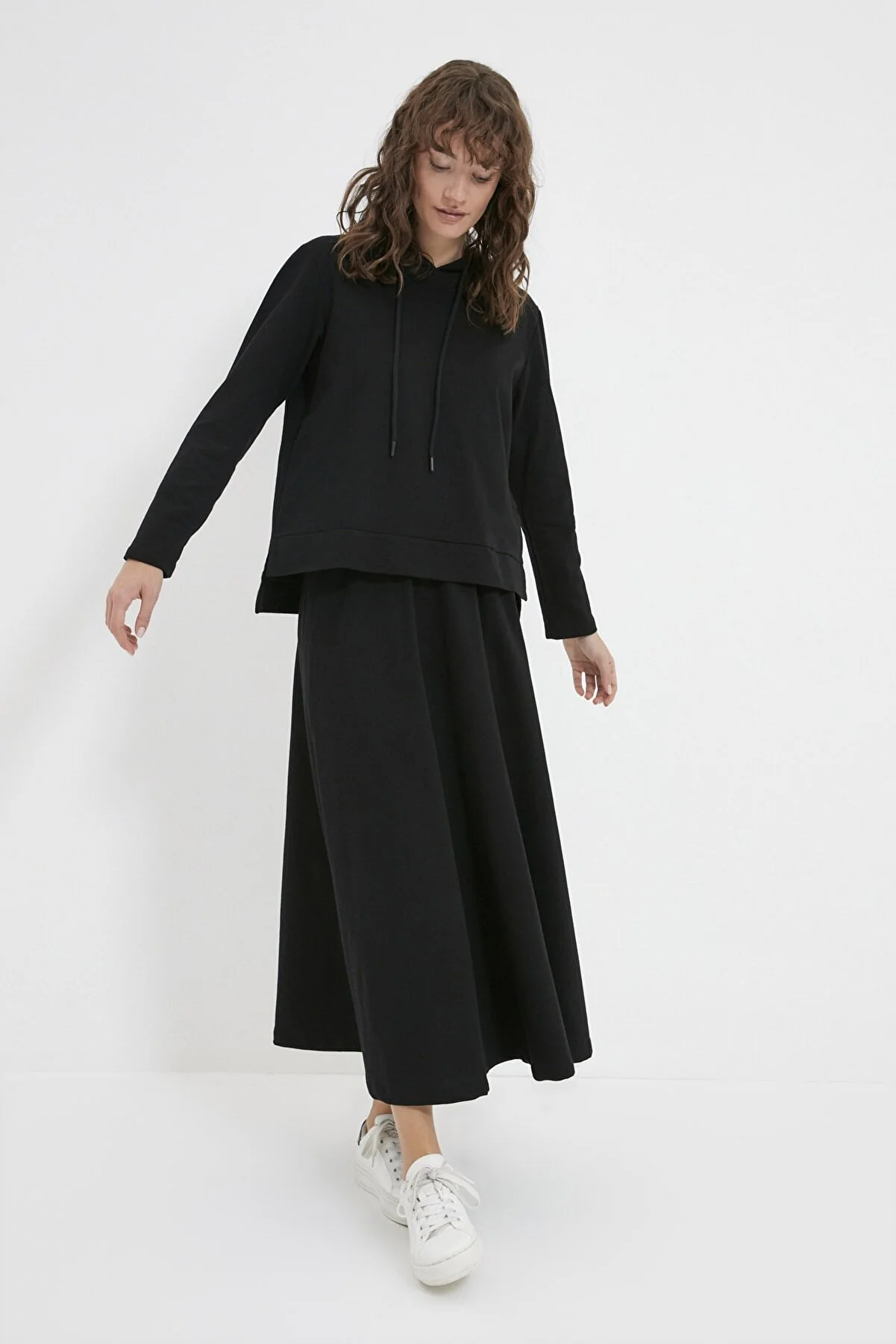 Trendyol Modest  Schwarzes Strickset mit Kapuzenpullover und Rock TCTAW22US0027