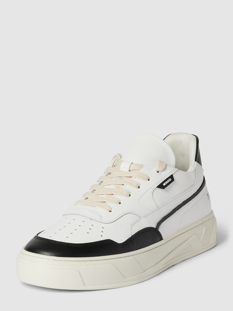 Sneaker mit Perforierungen in schwarz