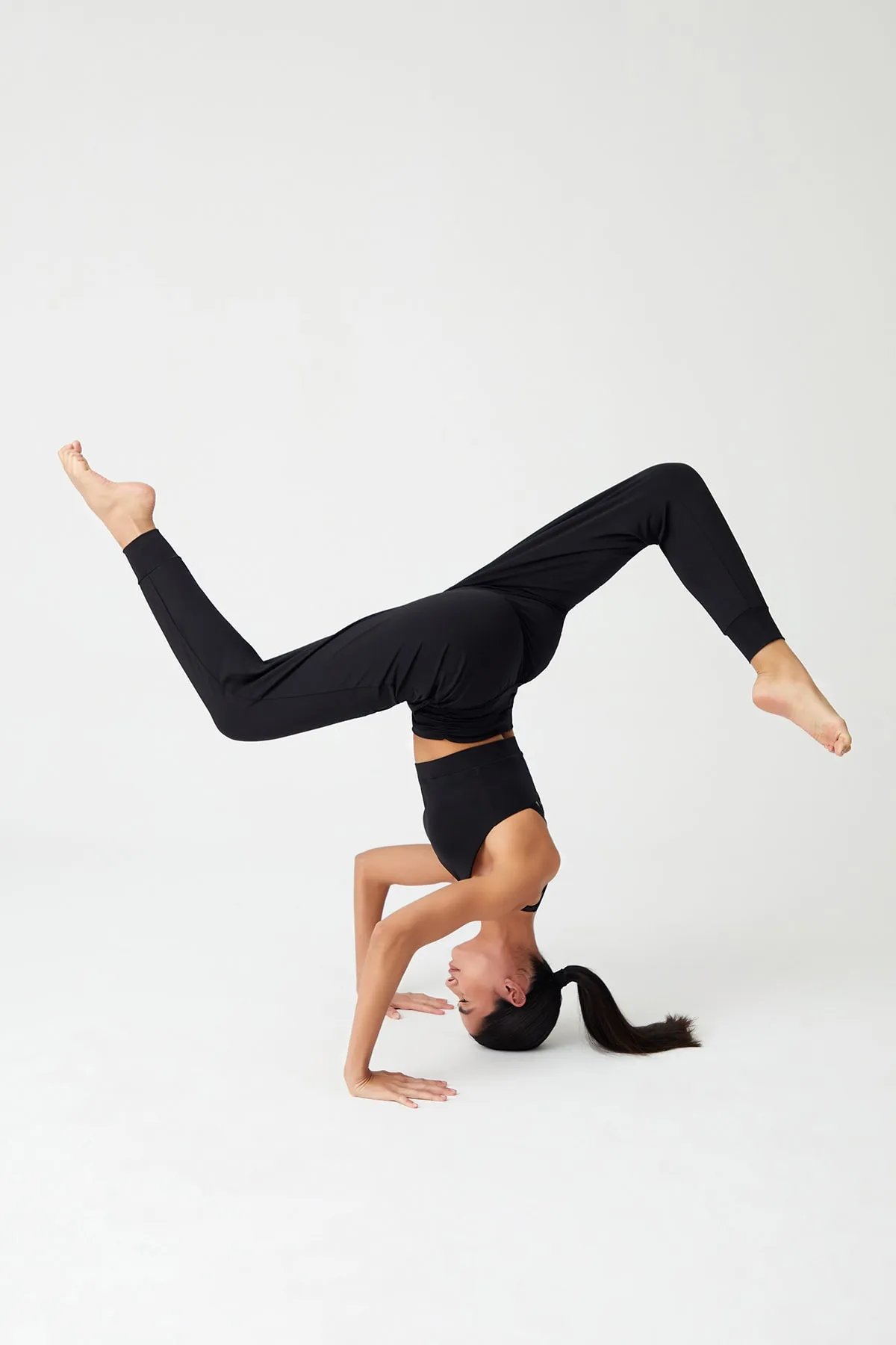 LOS OJOS  Schwarze Haremshose mit elastischem Bund und Shalwar-Look, Yoga-Jogginghose