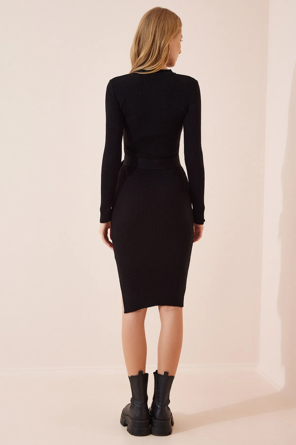 Happiness İstanbul  Schwarzes Lycra-Strickkleid mit Rundhalsausschnitt für Damen MT00104
