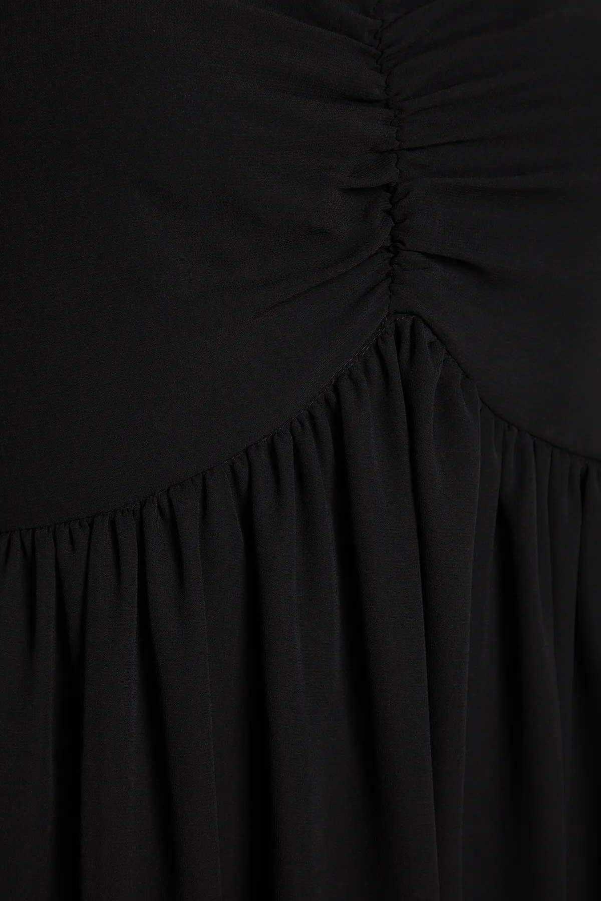 Trendyol Curve  Schwarzes gerades A-Linien-Minikleid aus Webstoff in Übergröße TBBAW24AH00076