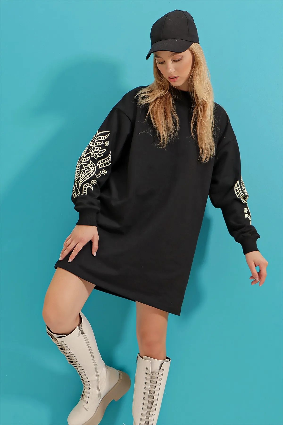 Trend Alaçatı Stili  Damen-Sweatkleid mit schwarzen Ärmeln und Stickerei-Print ALC-X3095