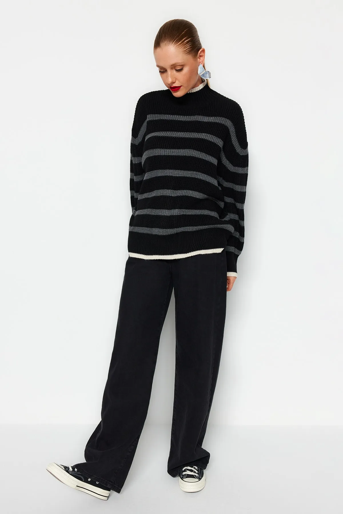 Trendyol Collection  Schwarzer, gestreifter Strickpullover mit weiter Passform TWOAW23KZ01446