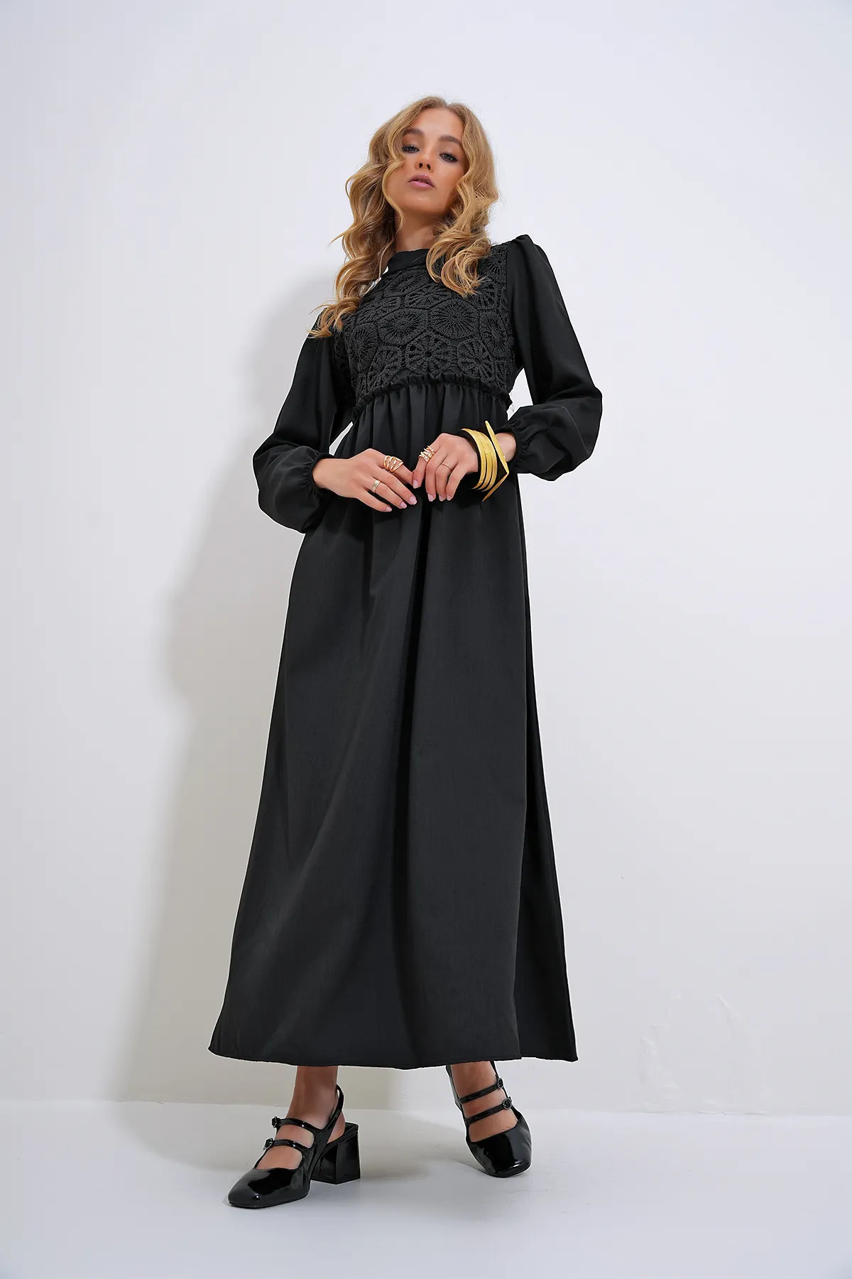 Trend Alaçatı Stili  Schwarzes Damen-Kleid mit Stehkragen, gehäkeltem geflochtenem Reißverschluss auf der Rückseite ALC-X12025