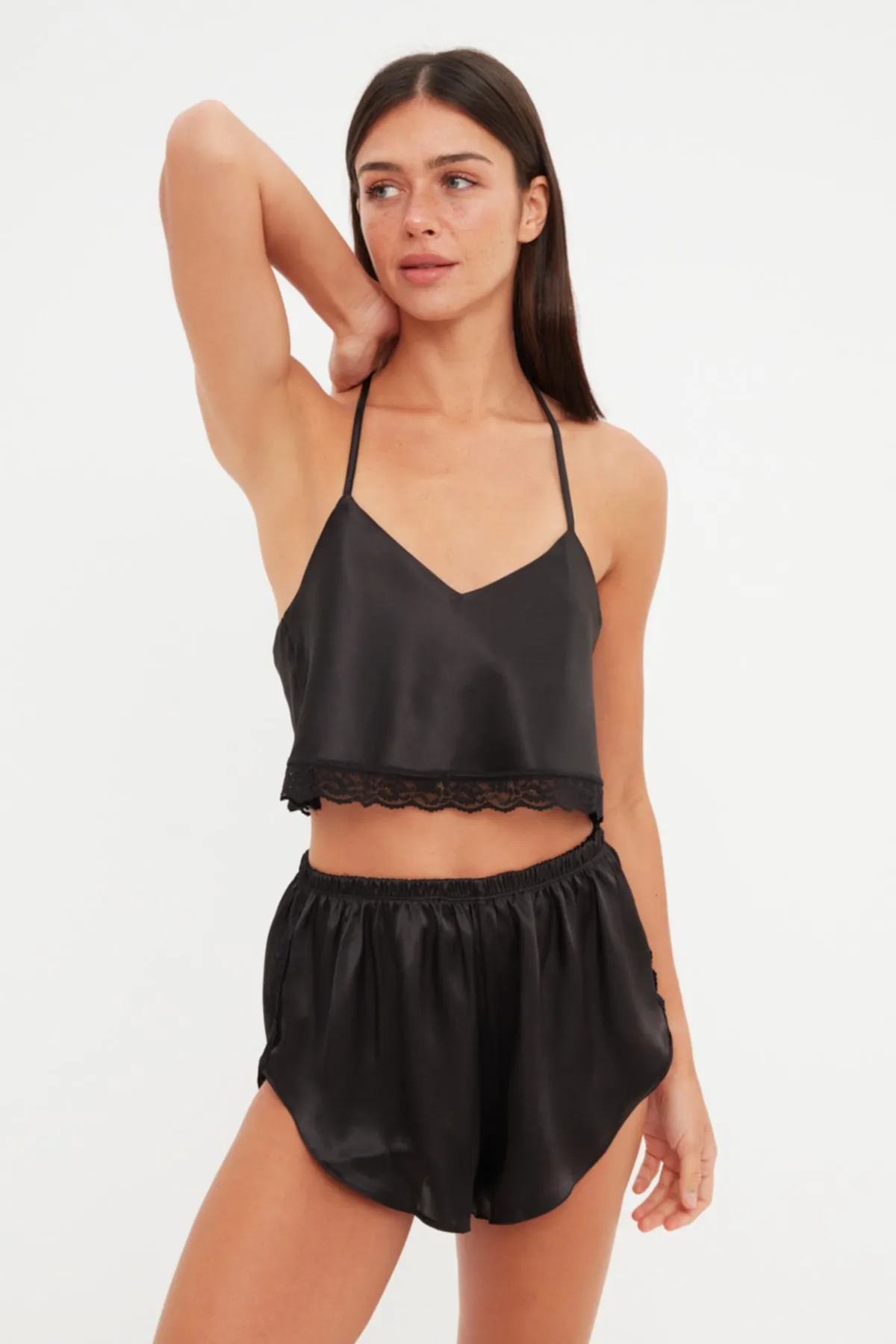 Trendyol Collection  Schwarzes Pyjama-Set aus gewebtem Satin mit Spitzendetails und Seilträgern THMSS22PT0264