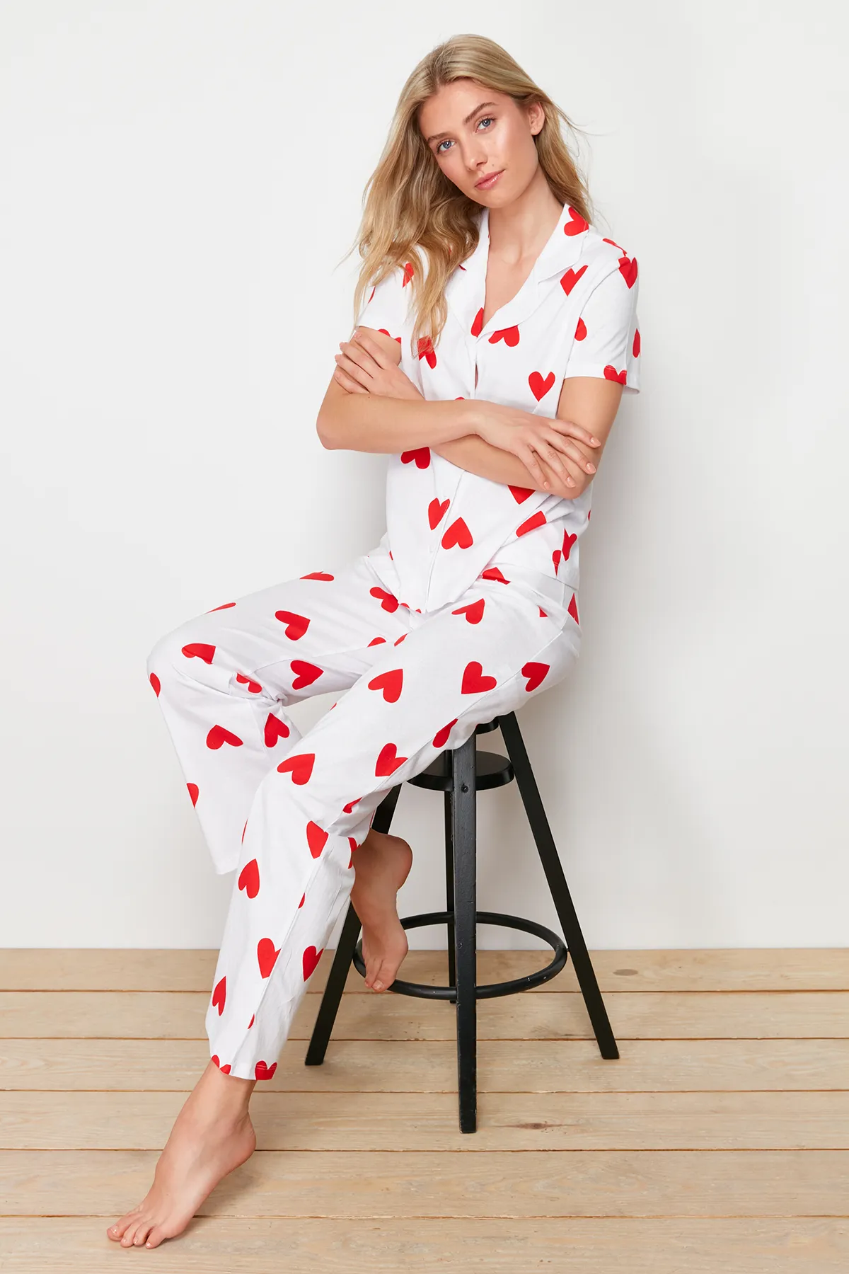 Trendyol Collection  Weißes Pyjama-Set aus 100 % Baumwolle mit Herzmuster THMSS24PT00337
