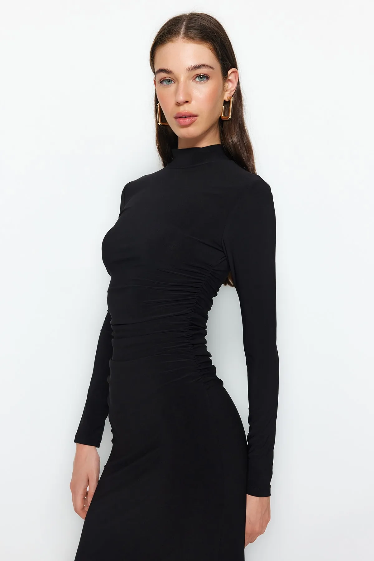Trendyol Collection  Schwarzes, drapiertes, detailliertes, flexibles Midi-Strickkleid in A-Linie mit hohem Kragen TWOAW24EL00133