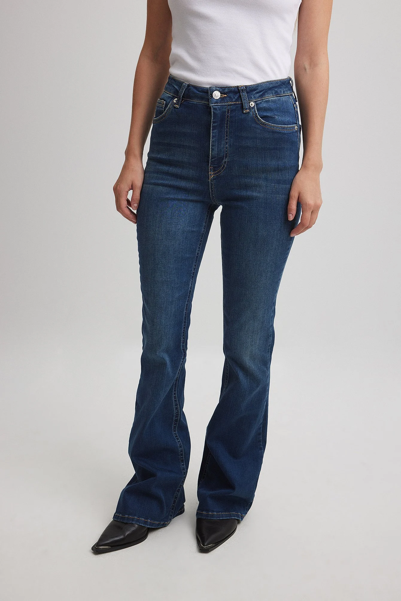 Ausgestellte Stretchjeans mit hoher Taille