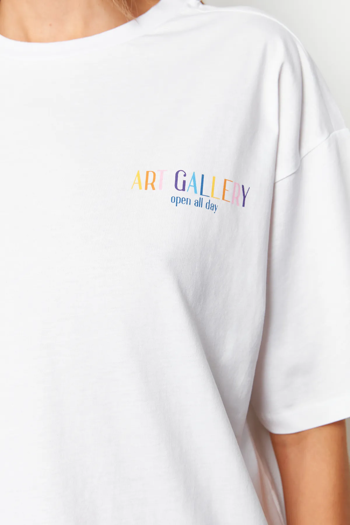 Trendyol Collection  Weißes, vorn und hinten bedrucktes Boyfriend-Strick-T-Shirt mit Rundhalsausschnitt aus 100 % Baumwolle TWOSS23TS00057