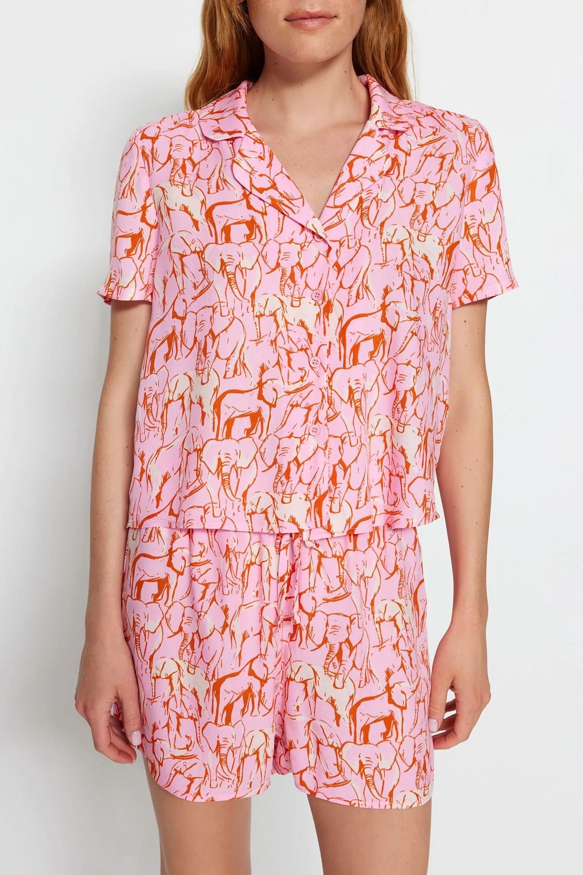 Trendyol Collection  Rosafarbenes, gewebtes Pyjama-Set aus Hemd und Shorts mit Tiermuster aus Viskose THMSS21PT0861