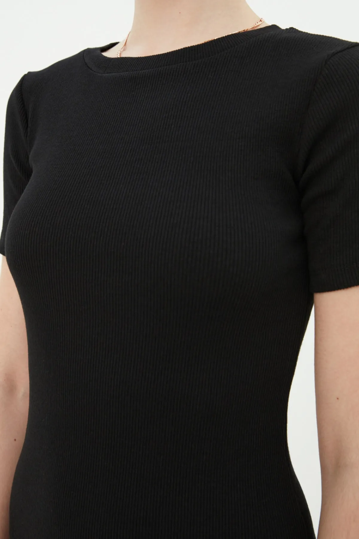 Trendyol Collection  Schwarzes tailliertes Mini-Bleistiftkleid aus geripptem, flexiblem Strick und Rundhalsausschnitt TWOSS19AD0053