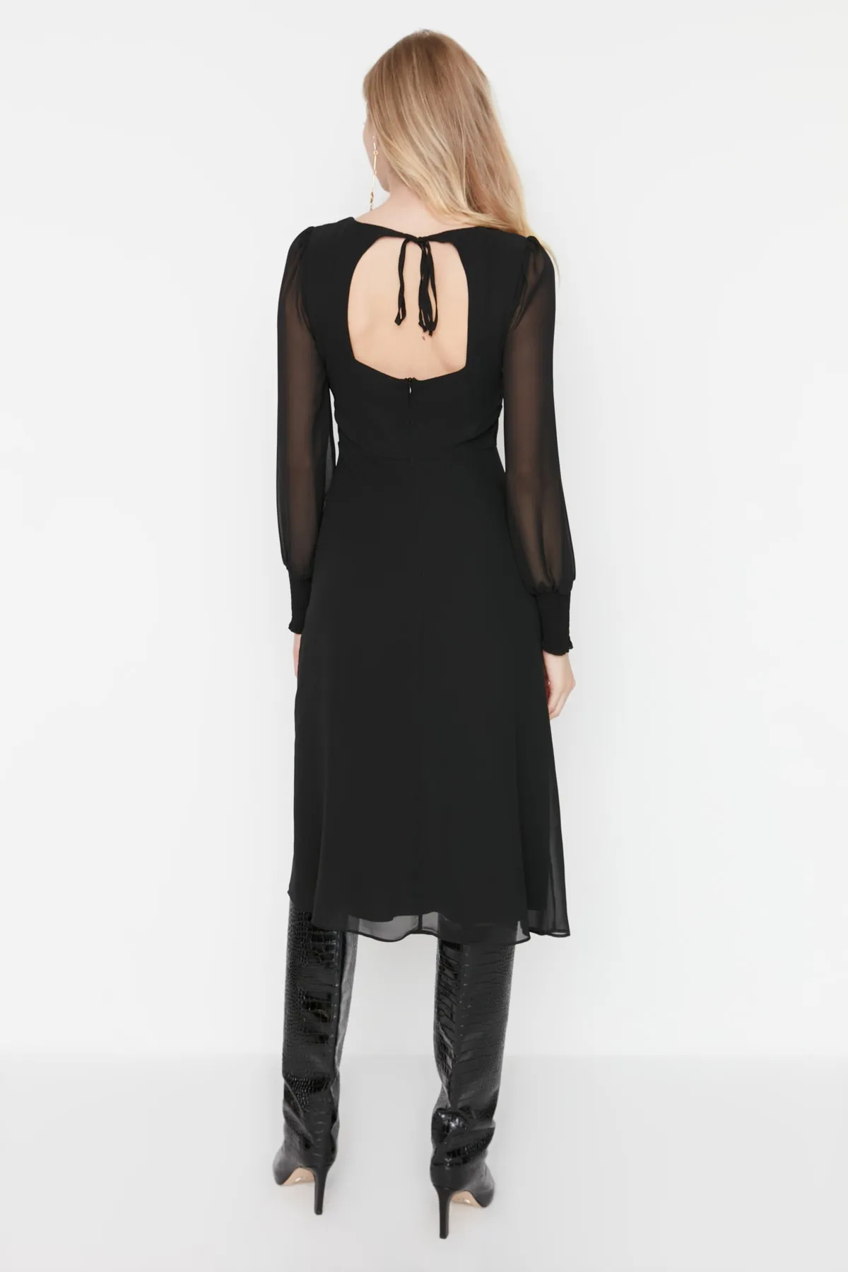 Trendyol Collection  Schwarzes, gewebtes Kleid mit Midi-Futter und Mieder TWOAW23EL01050