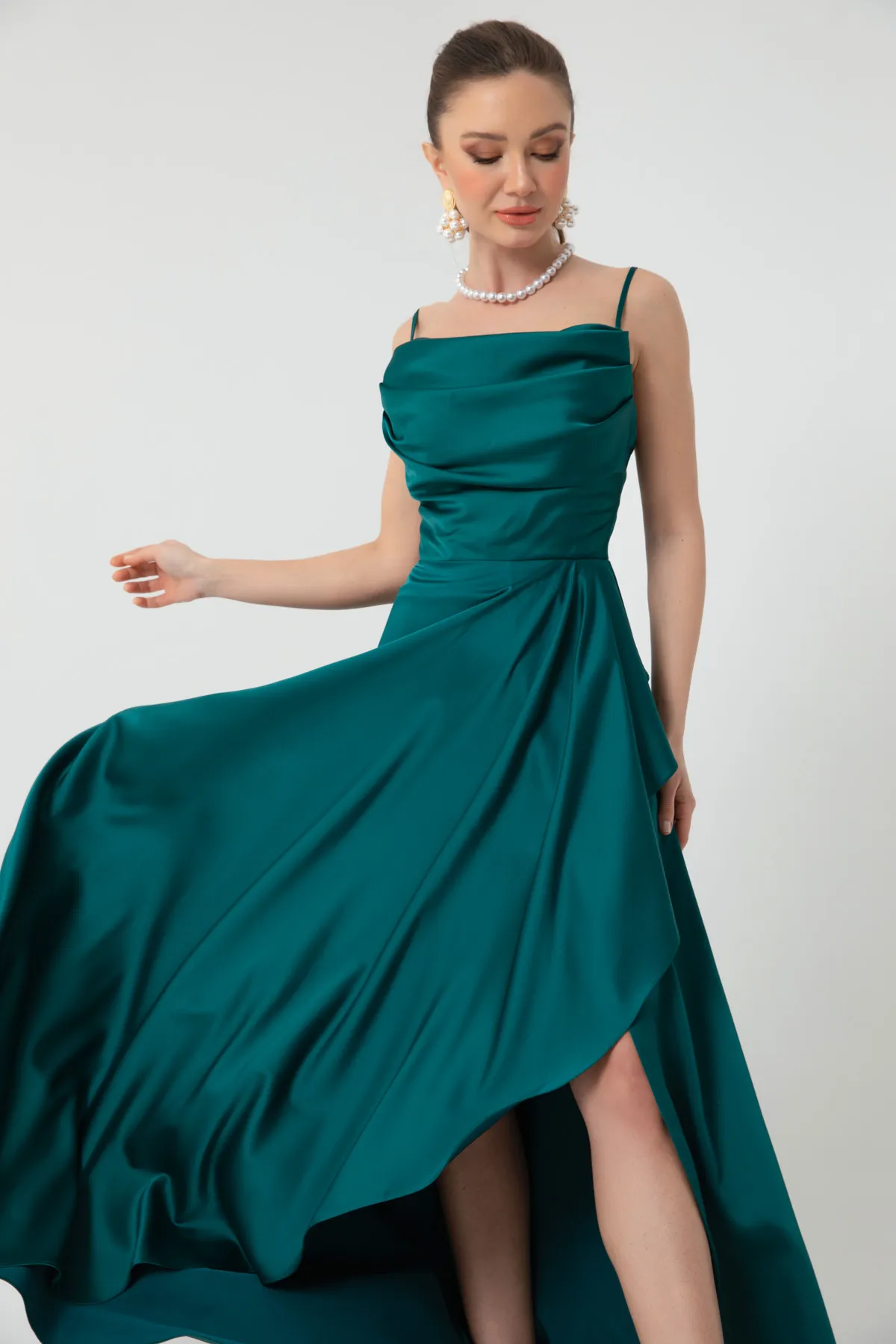 Lafaba  Grünes Abendkleid und Abschlusskleid aus Satin mit Rüschen und Schlitz für Damen