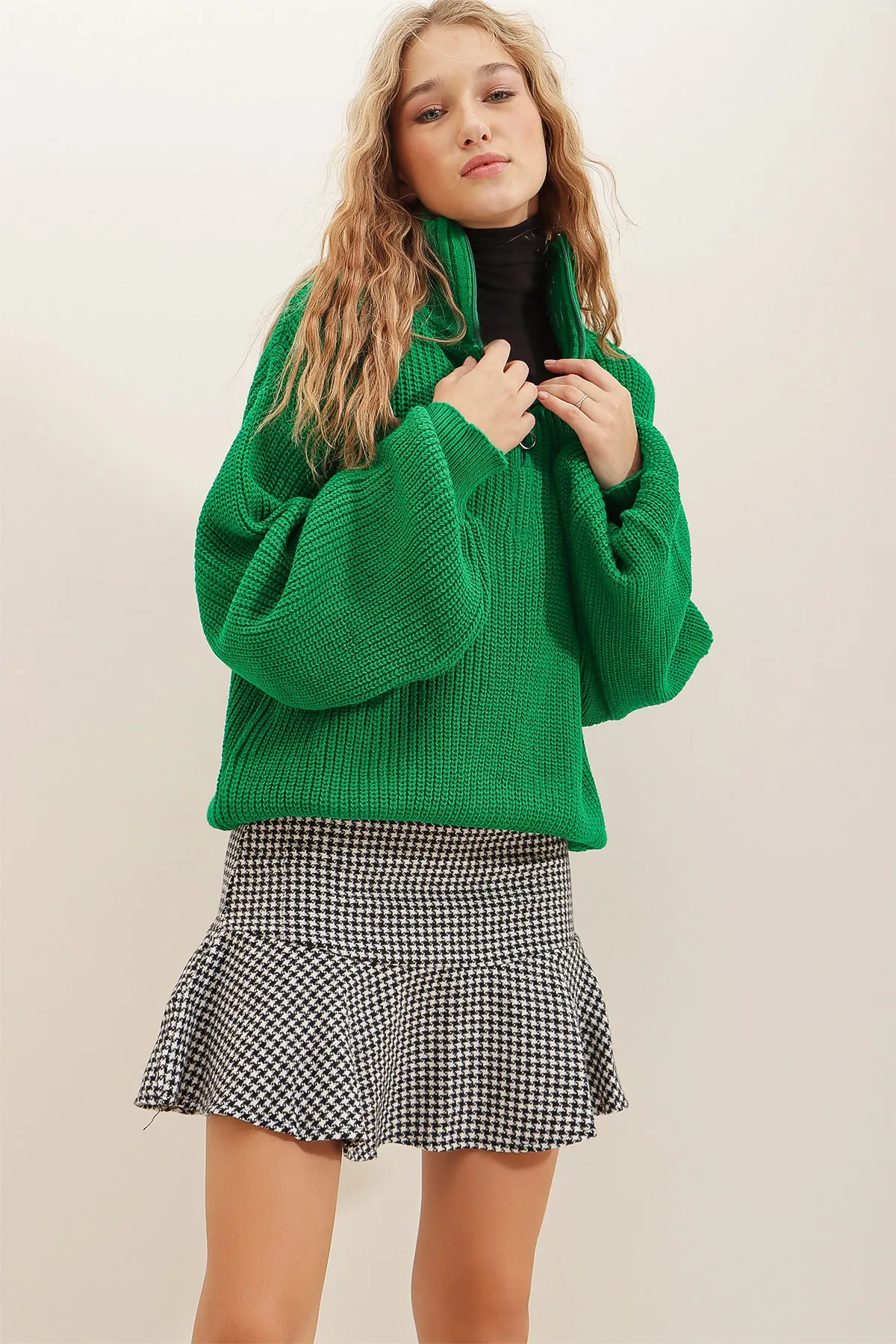 Trend Alaçatı Stili  Grüner Damen-Strickpullover Thessaloniki mit Stehkragen und Reißverschluss vorne ALC-X7222
