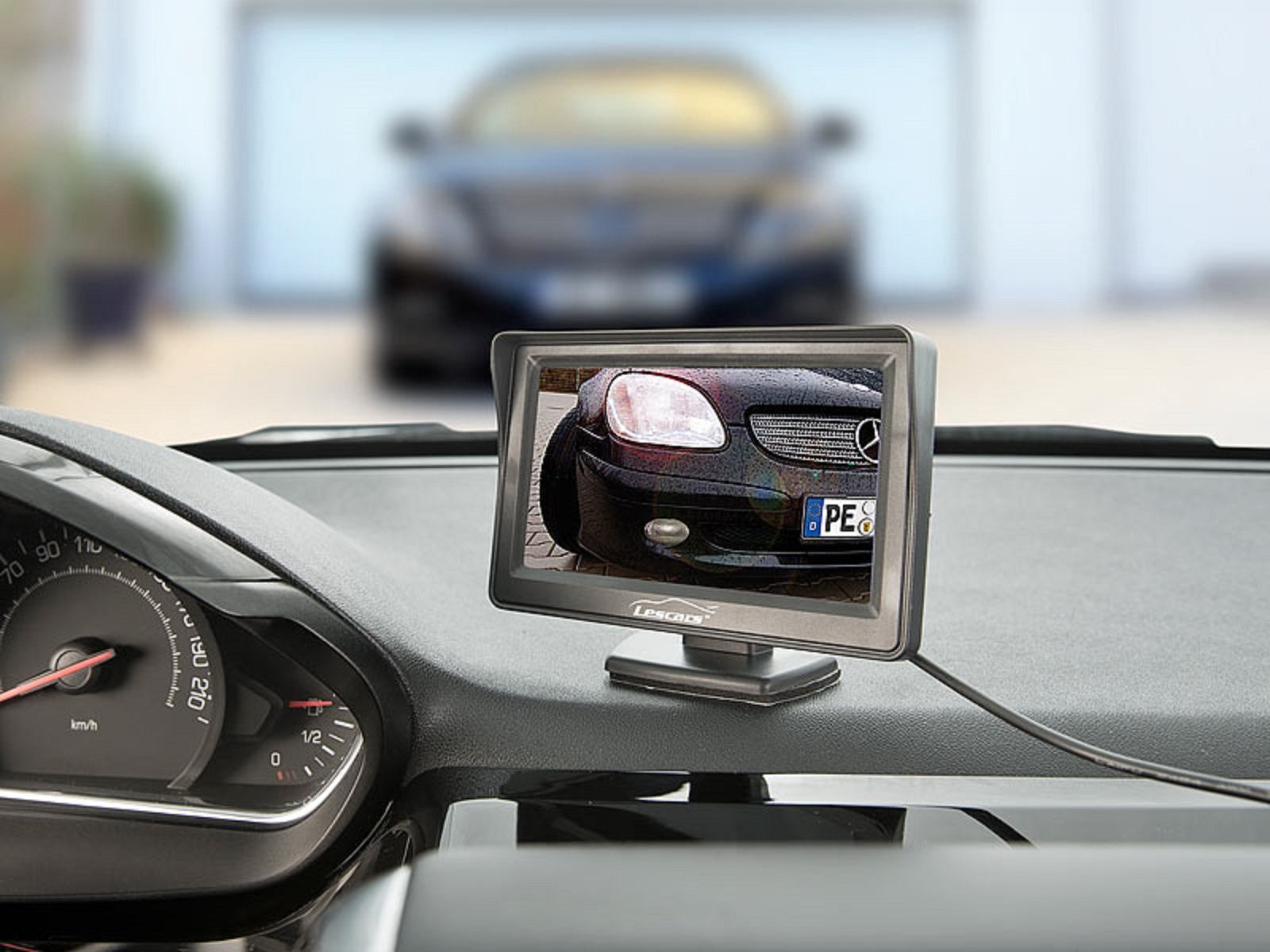 Lescars Lescars Funk-Rückfahrkamera 10,9-cm-TFT-Monitor Nummernschild Rückfahrkamera (480 x 272 Pixel, 2x Video-Cinch und Strom-Adapterstecker mit 45cm Länge, Übertragung via Funk, somit keine Kabelverlegung nach Vorne nötig)