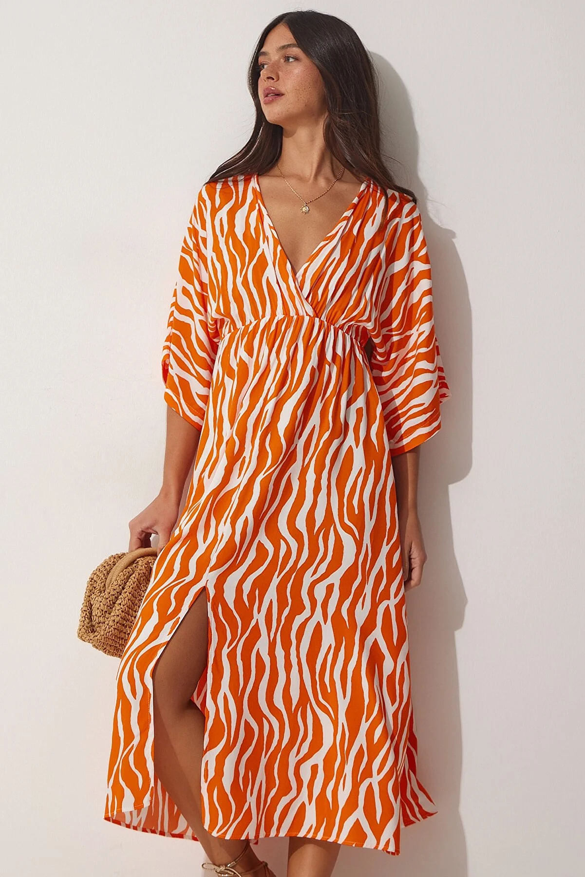 Happiness İstanbul  Orangefarbenes, langes Viskose-Sommerkleid mit tiefem V-Ausschnitt für Damen CI00081