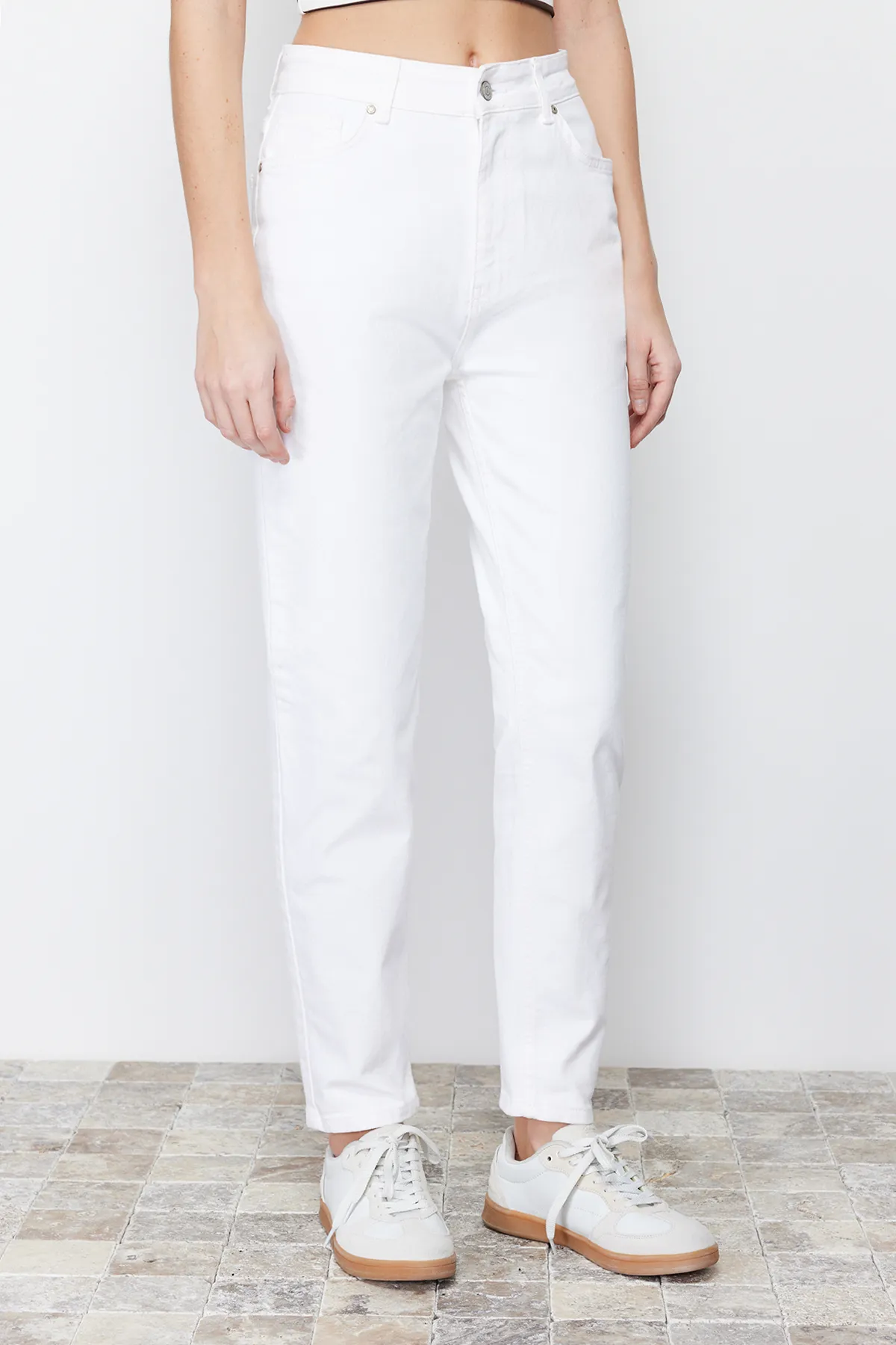 Trendyol Collection  Weiße, nachhaltigere Mom-Jeans mit hoher Taille TWOSS24JE00122