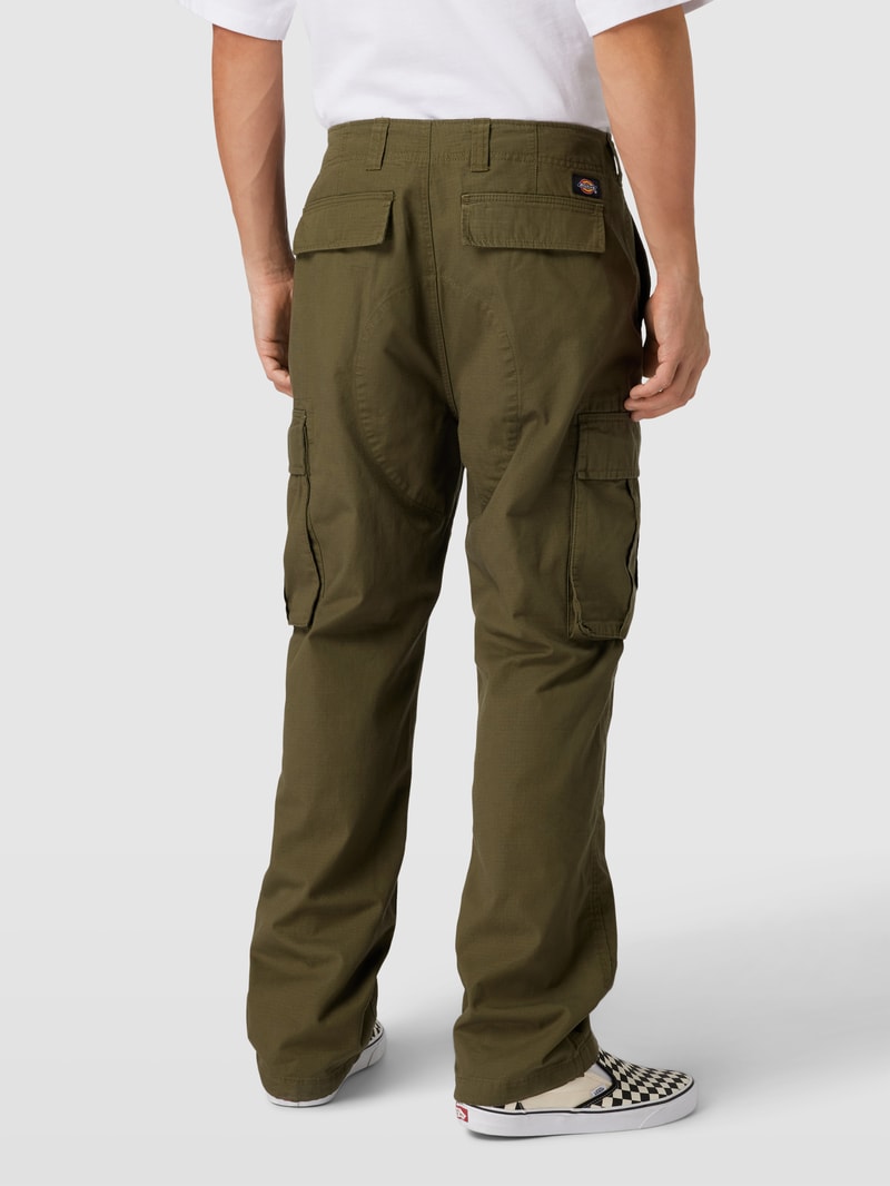 Cargohose mit großen Taschen und Label-Detail in schlamm