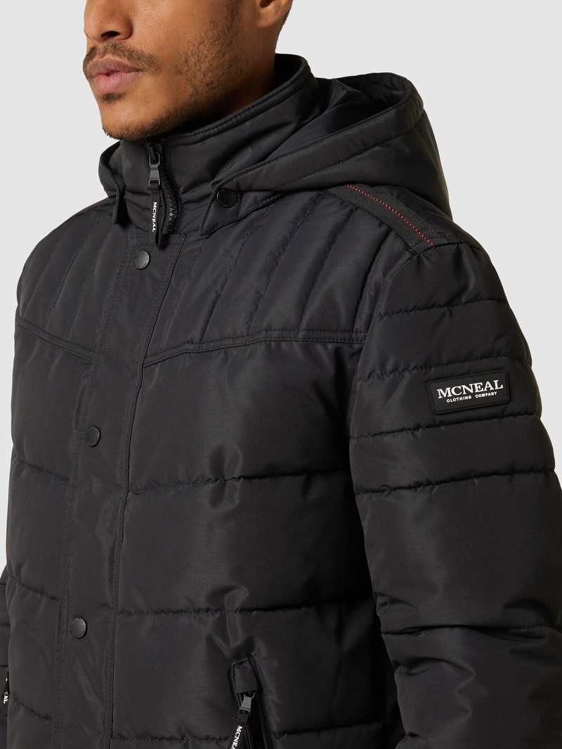 Steppjacke mit abnehmbarer Kapuze in schwarz
