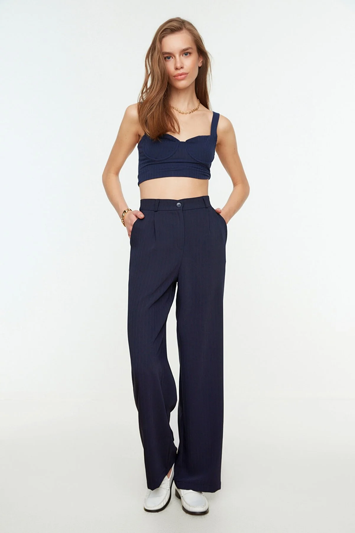 Trendyol Collection  Marineblaue Hose mit hohem Bund und weitem Bein / Gestreifte Webhose mit weitem Bein TWOSS22PL0100
