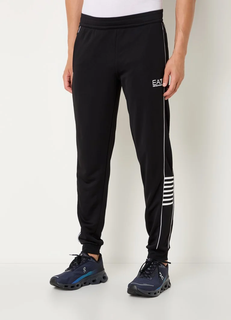 Pantaloni de trening slim fit de la Emporio Armani, cu logo și buzunare laterale.