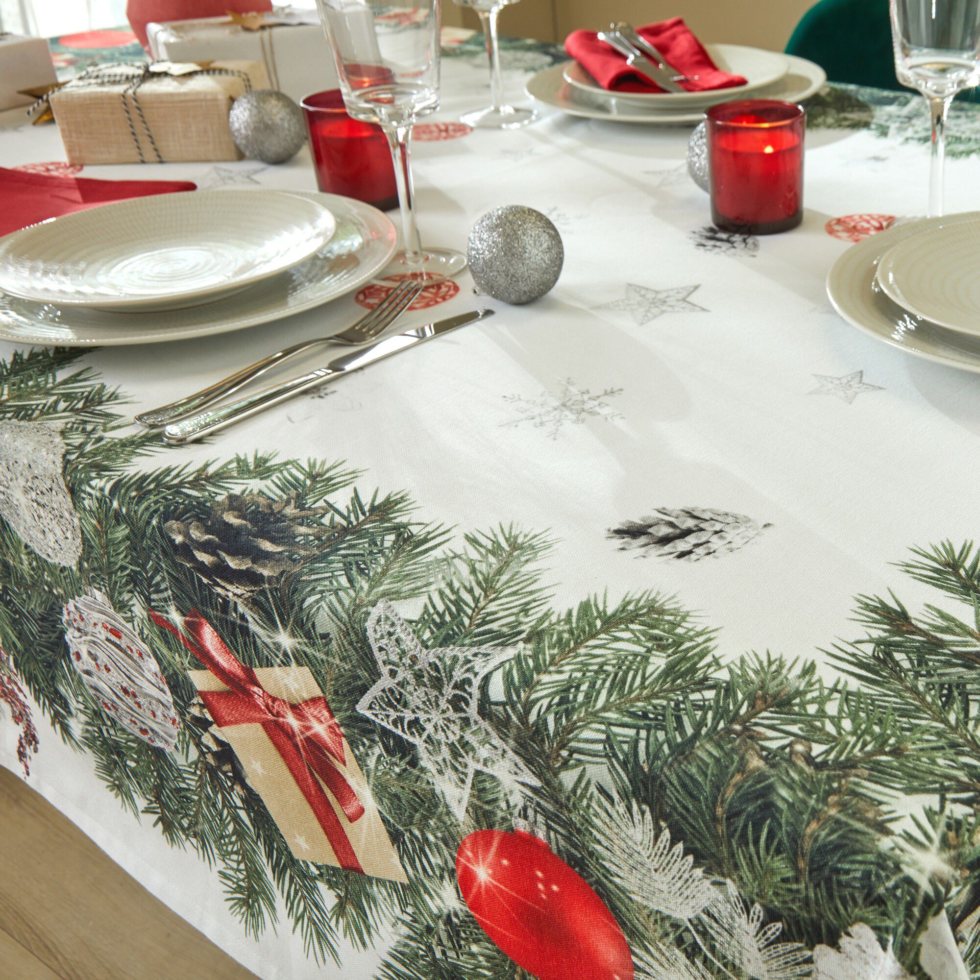 Nappe antitache imprimé couronne de Noël