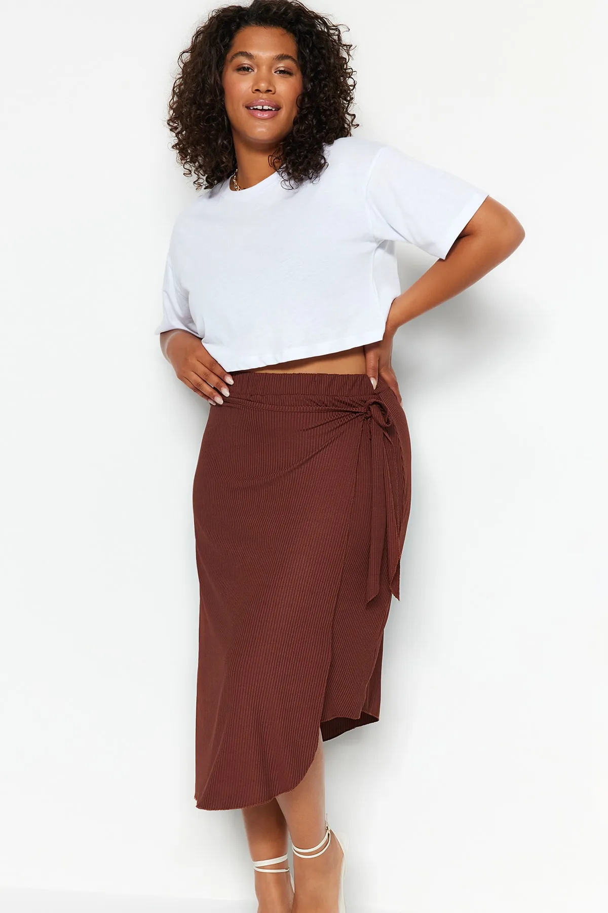 Trendyol Curve  Brauner, seitlich gebundener Wickel-Strickrock TBSSS23AZ00014
