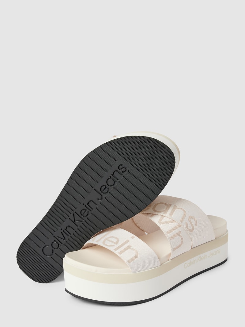 Sandalen mit Plateausohle und Label-Detail in offwhite