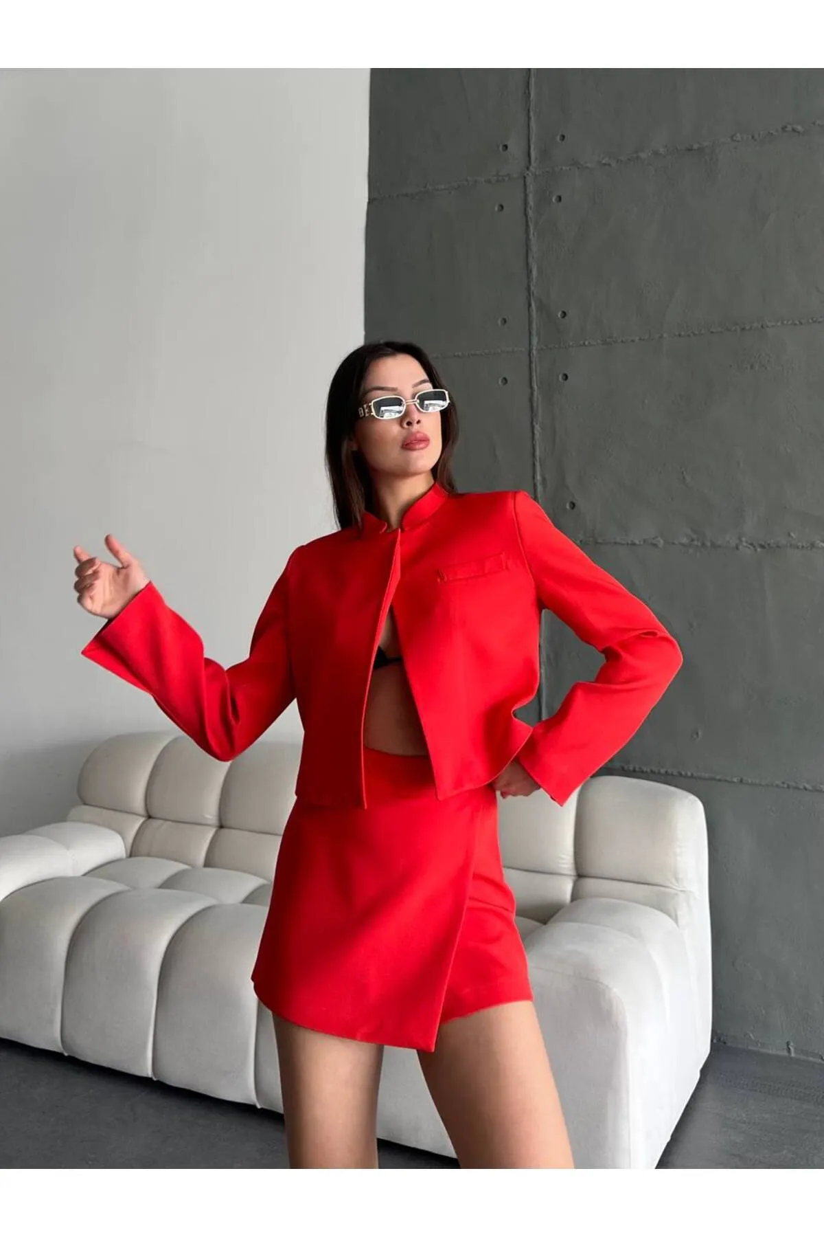 Laluvia  Rotes Set mit kurzer Jacke und Rock und Richterkragen
